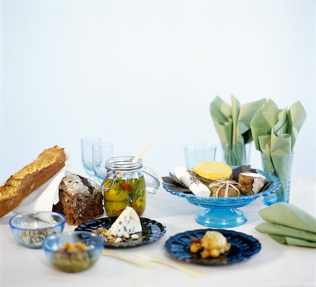Gedeckter Tisch mit verschiedenen Käsesorten