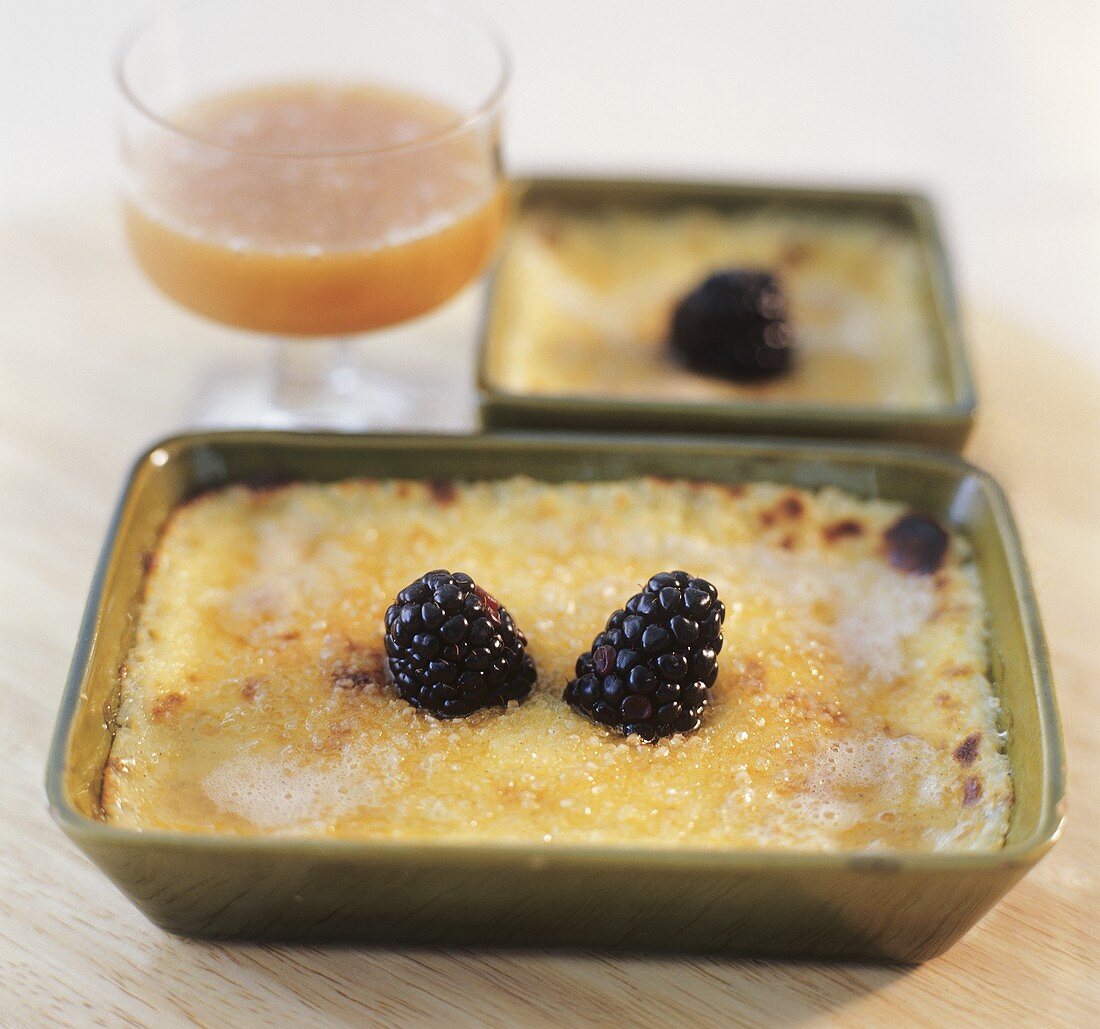 Crema Catalana mit Brombeeren