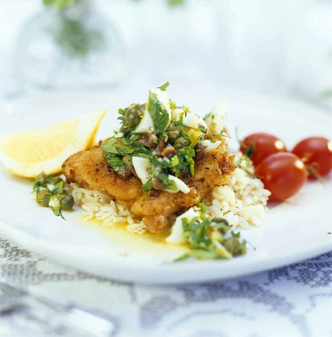 Wildschweinschnitzel mit gekochtem Ei & Kräutern auf Reis