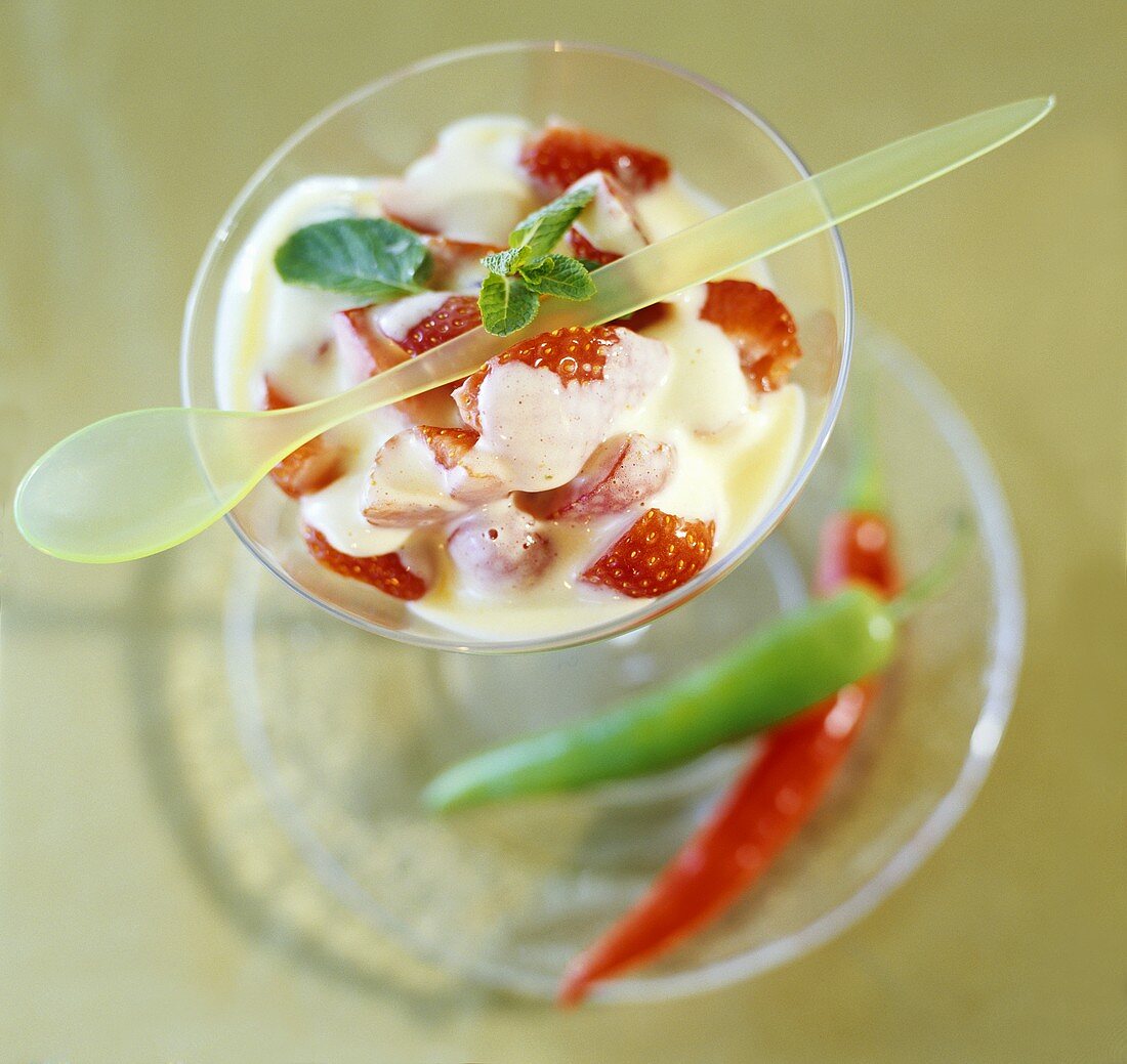 Frische Erdbeeren mit Limetten-Chili-Zabaione