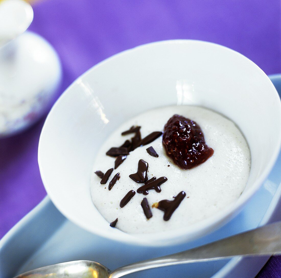 Vanillecreme mit Beerensauce und Schokoladenstücken