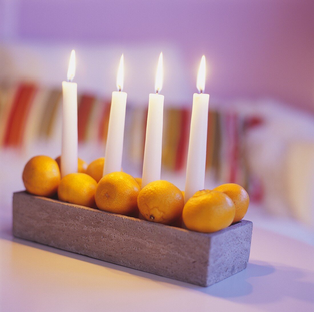 Tangerinen mit Kerzen als Tischdeko