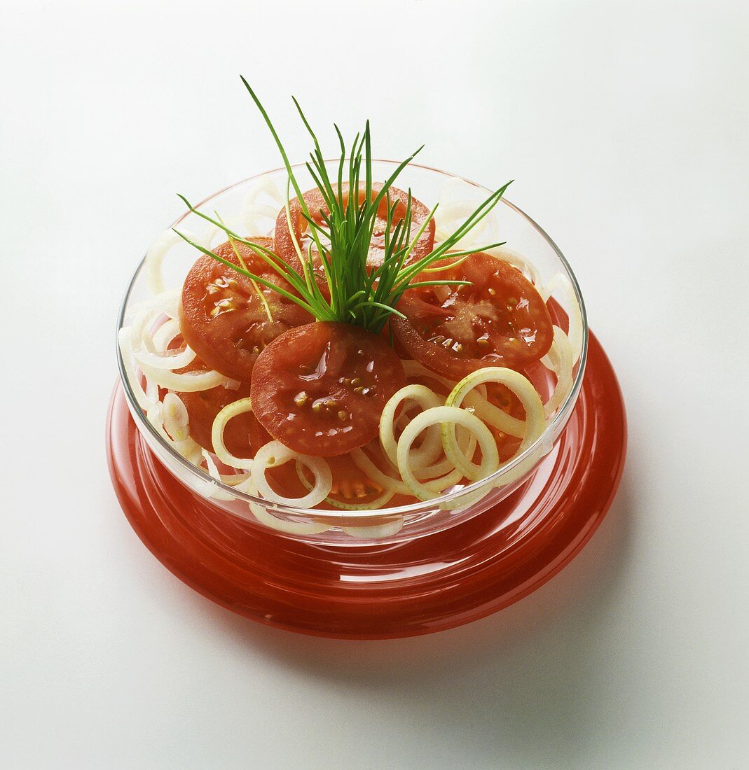 Tomato salad with onion rings and chives