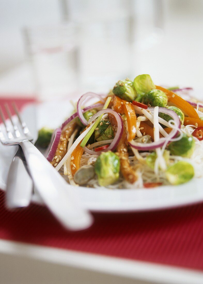 Wokgemüse mit Rosenkohl, Sprossen und Sesam