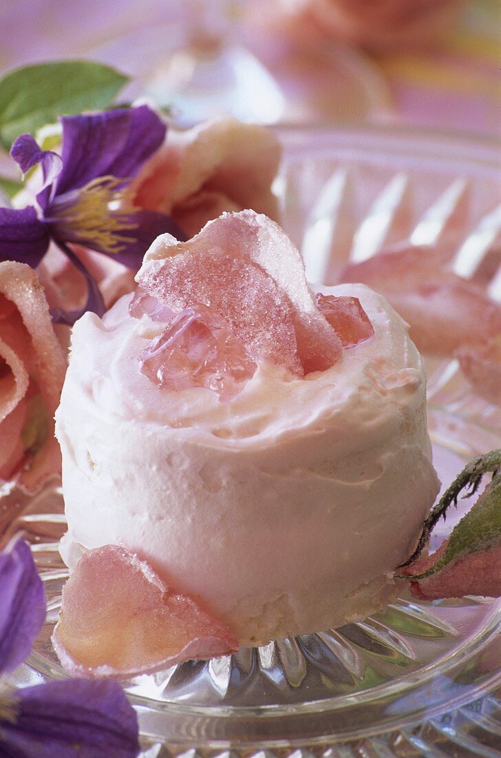 Erdbeer-Sahne-Törtchen mit kandierten Rosenblüten