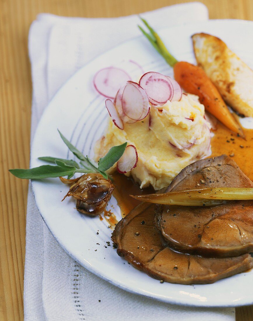 Lammkeule mit Kartoffelpüree und Radieschen