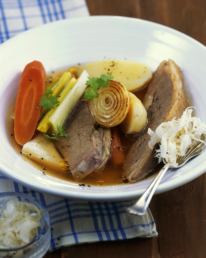 Suppe mit gekochtem Rindfleisch und Gemüse