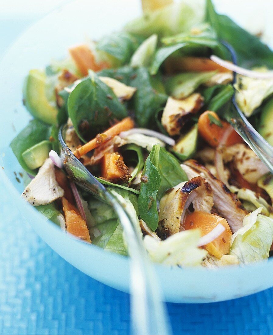 Spinach salad with chicken and papaya