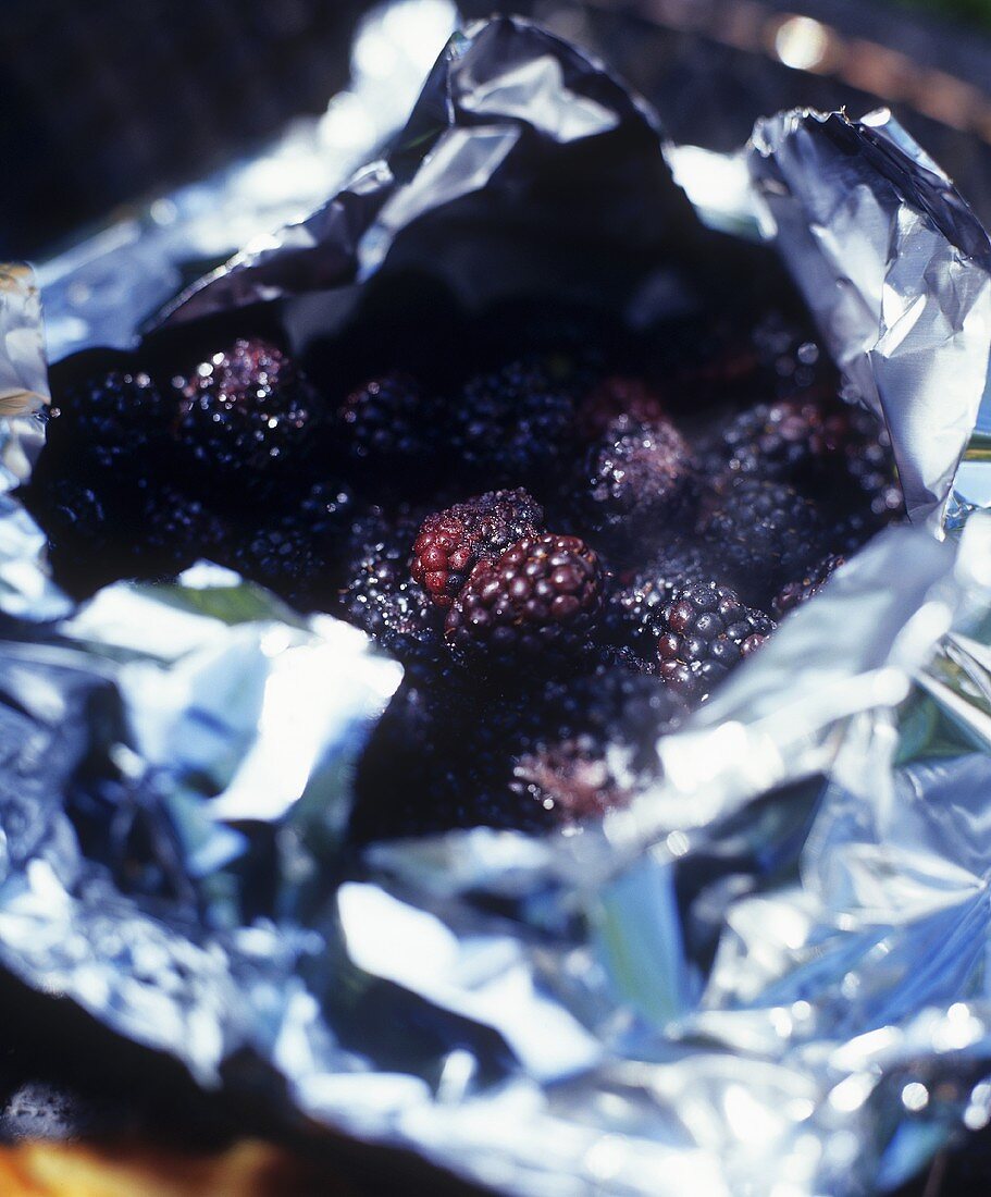 Brombeeren in Alufolie auf dem Grill für Barbecuesauce (USA)