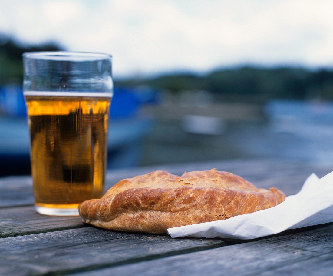 Cornish Pasty und ein Glas Bier
