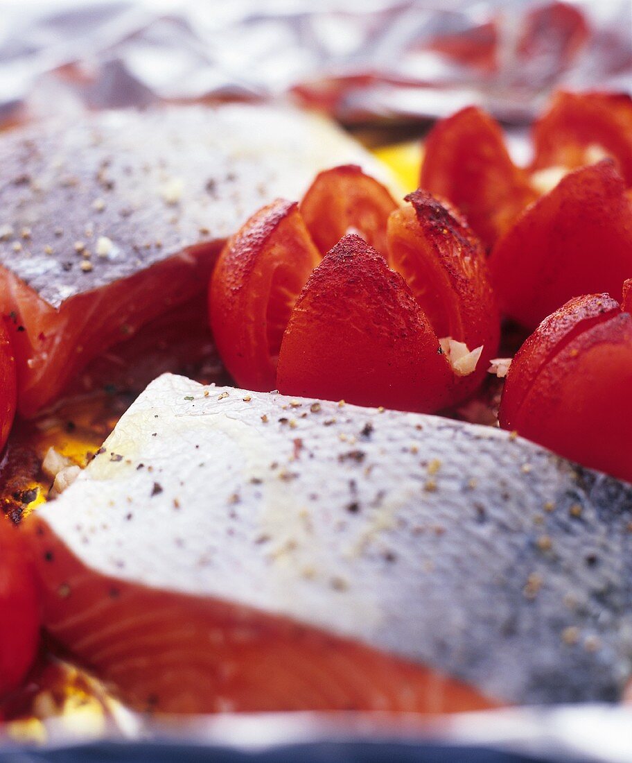 Lachsfilet mit Tomaten auf Alufolie