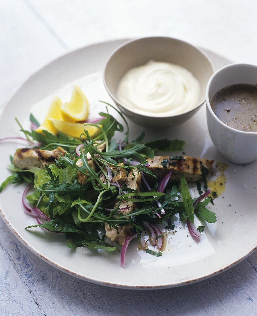 Gemischter Blattsalat mit Hähnchenbrust