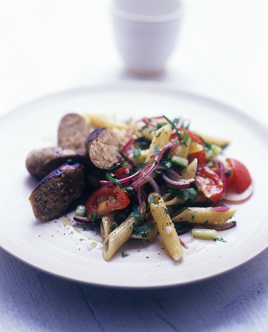 Bratwurst mit Pennesalat