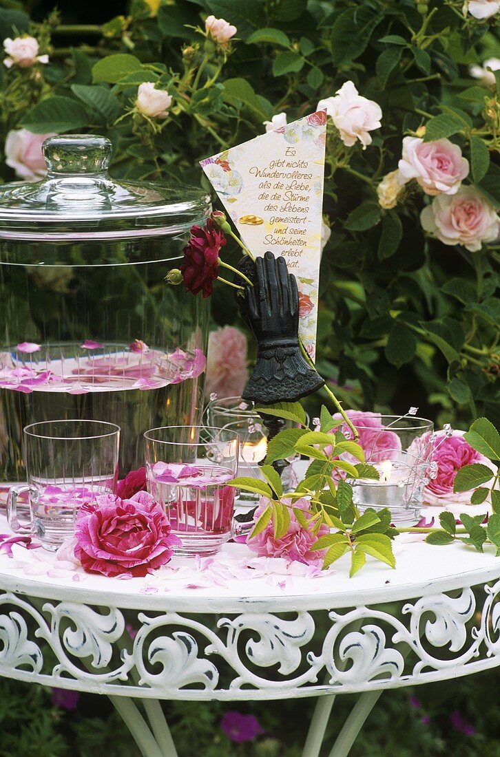 Romantischer Tisch mit Rosen, Rosenbowle und Liebesgedicht