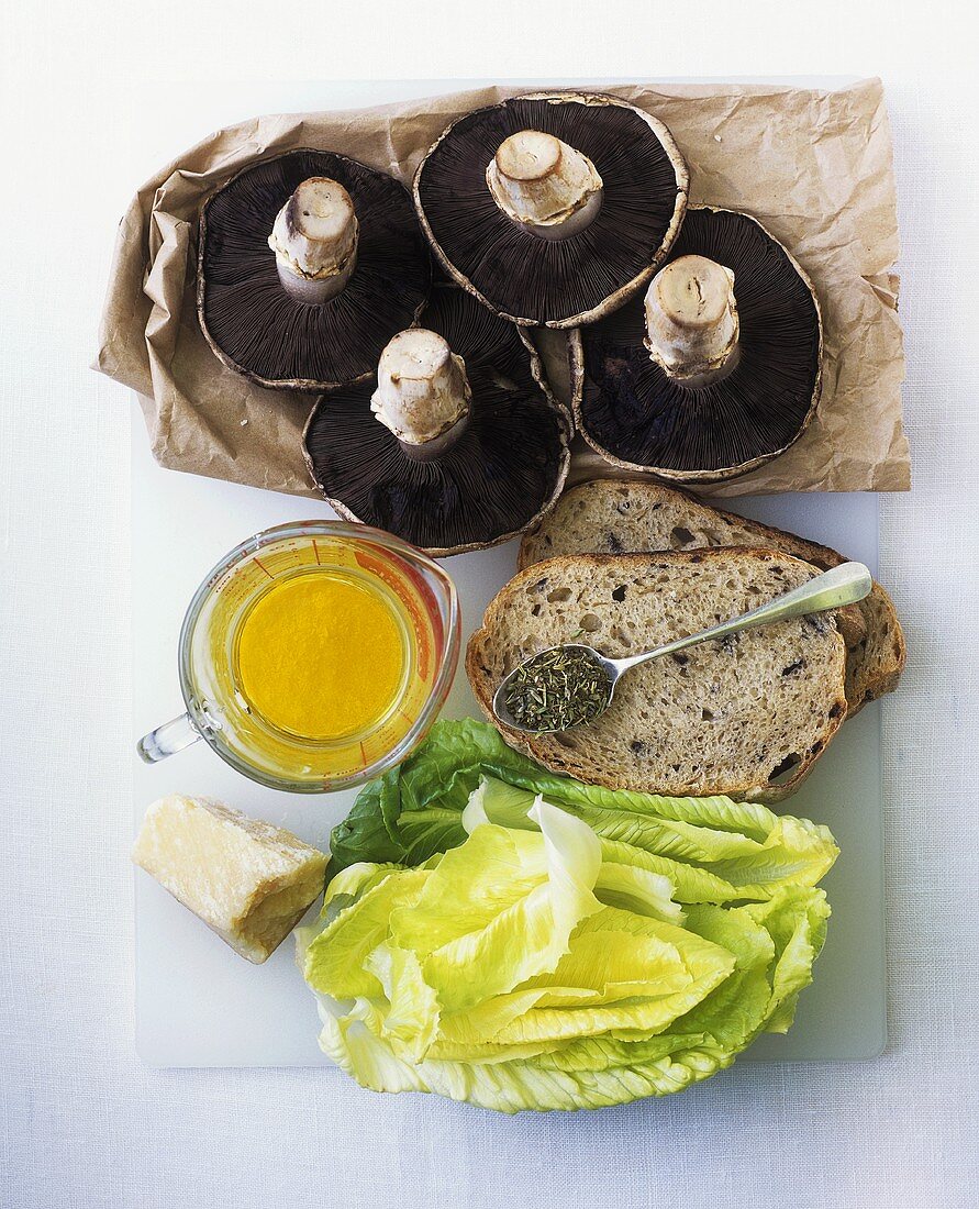 Zutaten für Pilzsalat: Portabella, Brot, Salatblätter etc.