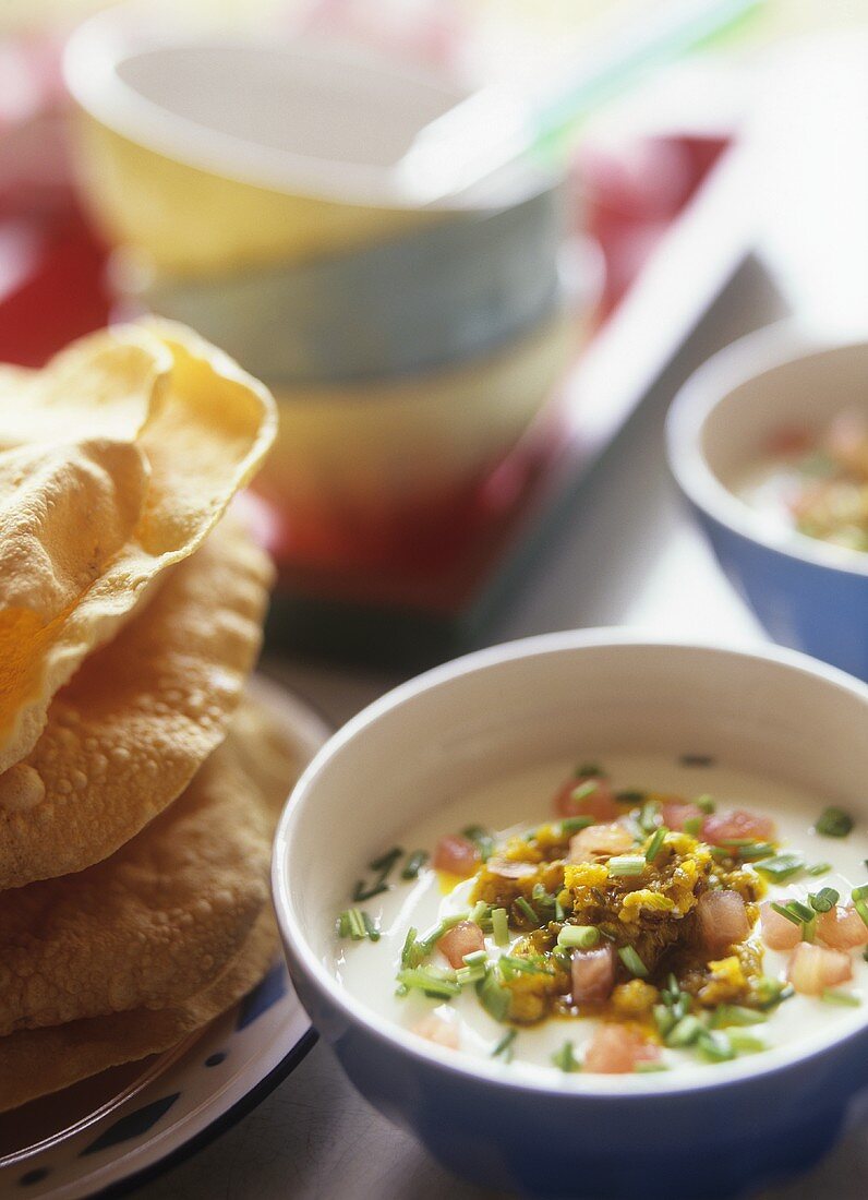 Indische Joghurtsuppe mit Gemüse, Ingwer und Schnittlauch