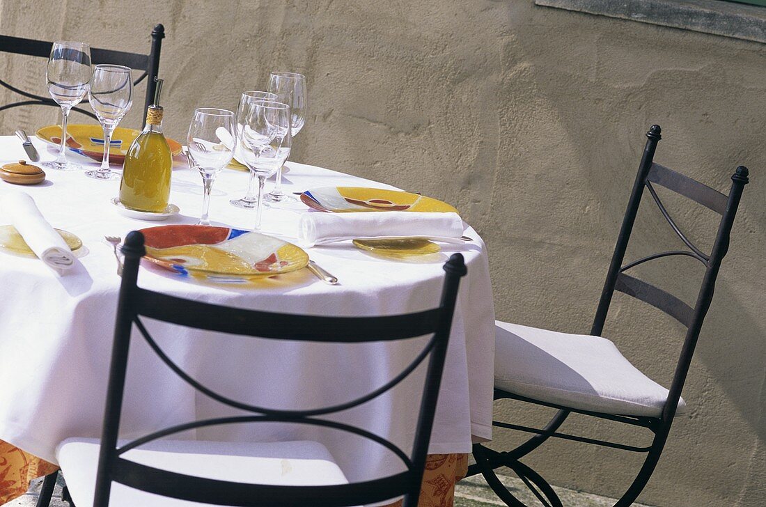 Gedeckter Tisch im Freien (Provence, Frankreich)