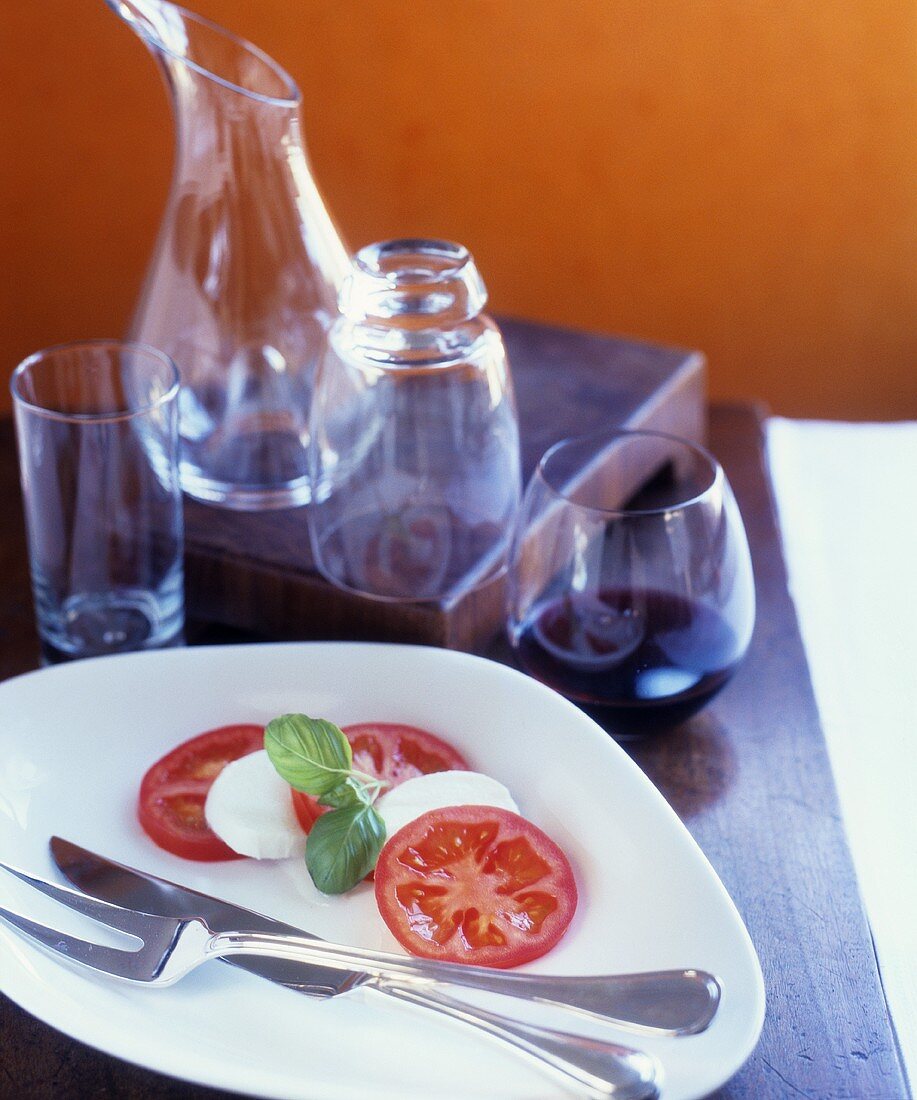 Insalata caprese (Tomaten mit Mozzarella & Basilikum)