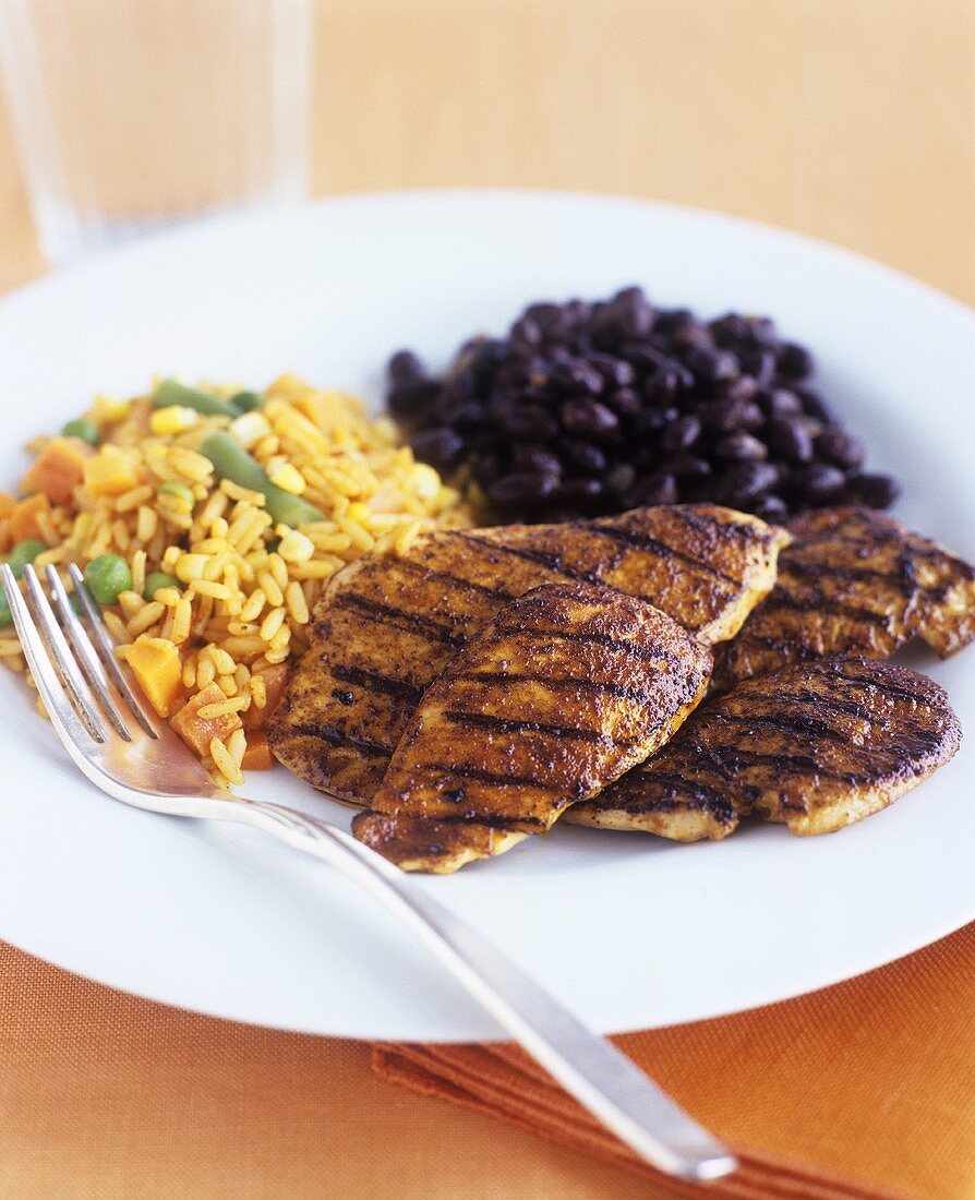 Gegrillte Hähnchenbrust mit schwarzen Bohnen und Gemüsereis