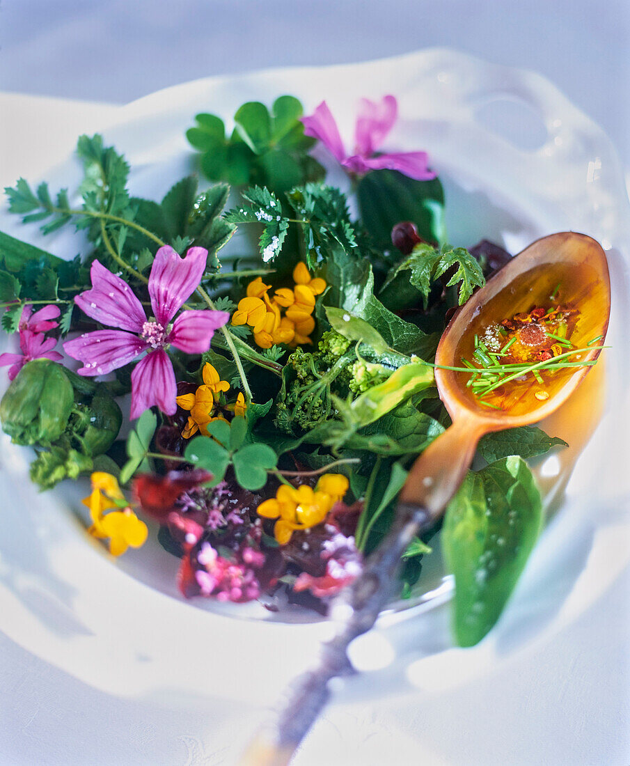 Salat aus Wildkräutern und Blüten