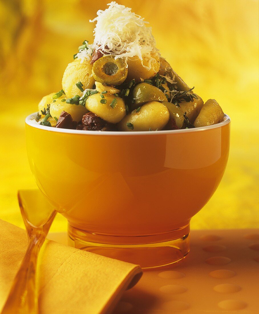 Gnocchi mit Oliven, Kräutern und Parmesan