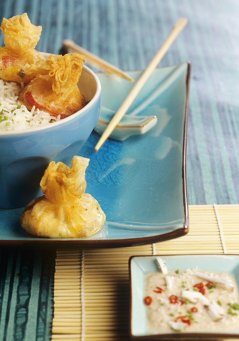 Frittierte Teigtaschen (Wan Tan) mit Kokossauce