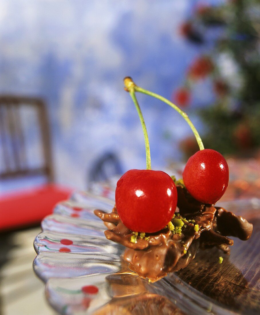 Schokocrossie mit Kirschen und Pistazien