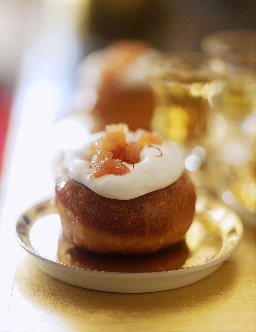 Savarin mit Sahne und kandierten Früchten