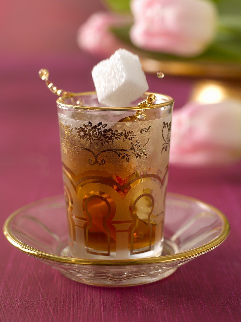 Tee mit Zuckerwürfel im orientalischen Teeglas