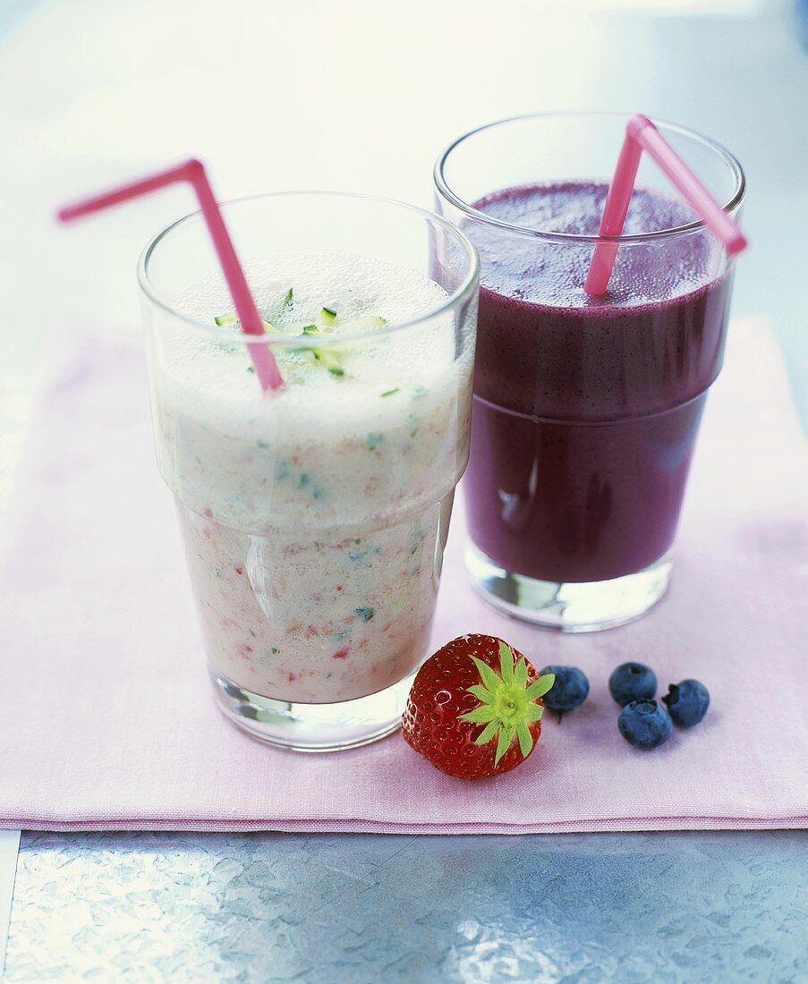 Zitrus-Smoothie mit Erdbeeren und Heidelbeer-Kefir