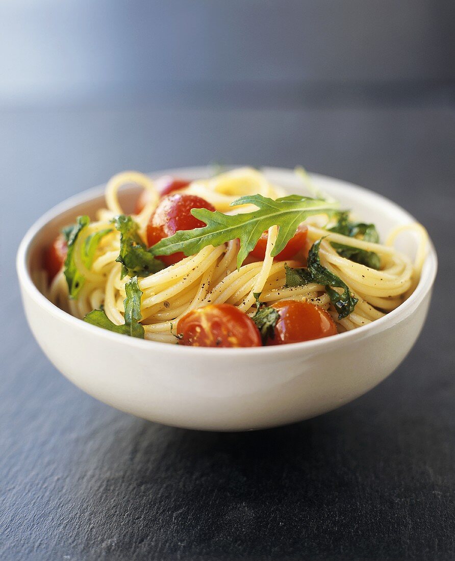 Wholemeal spaghetti with cherry tomatoes and rocket