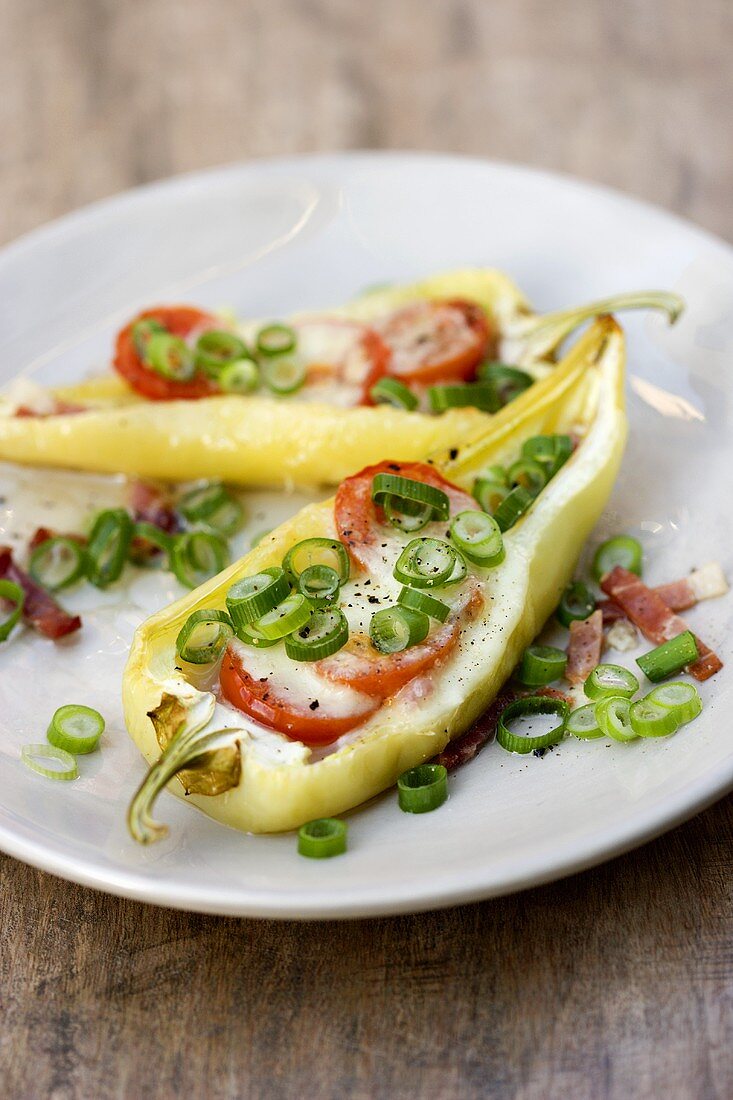 Überbackene Spitzpaprika mit Mozzarella und Frühlingszwiebeln