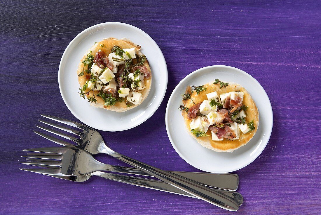 Blätterteigpastetchen mit Feta und Schinken gefüllt