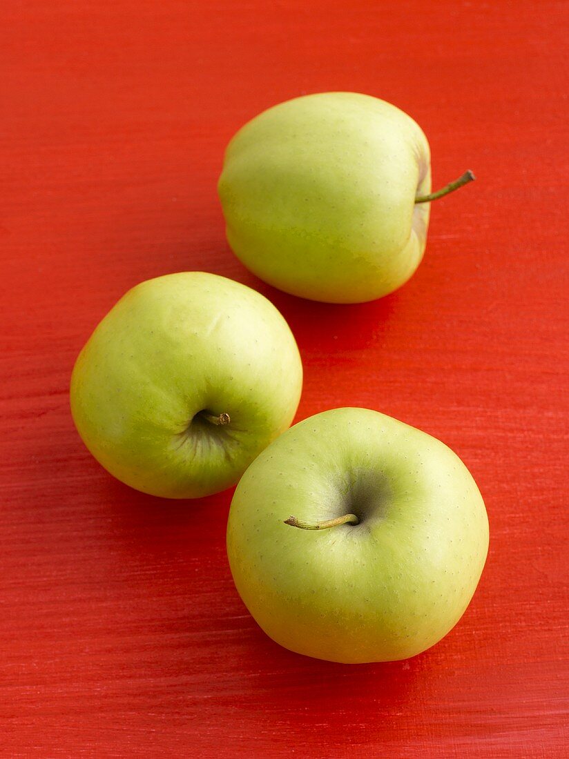Drei Äpfel der Sorte Golden Delicious