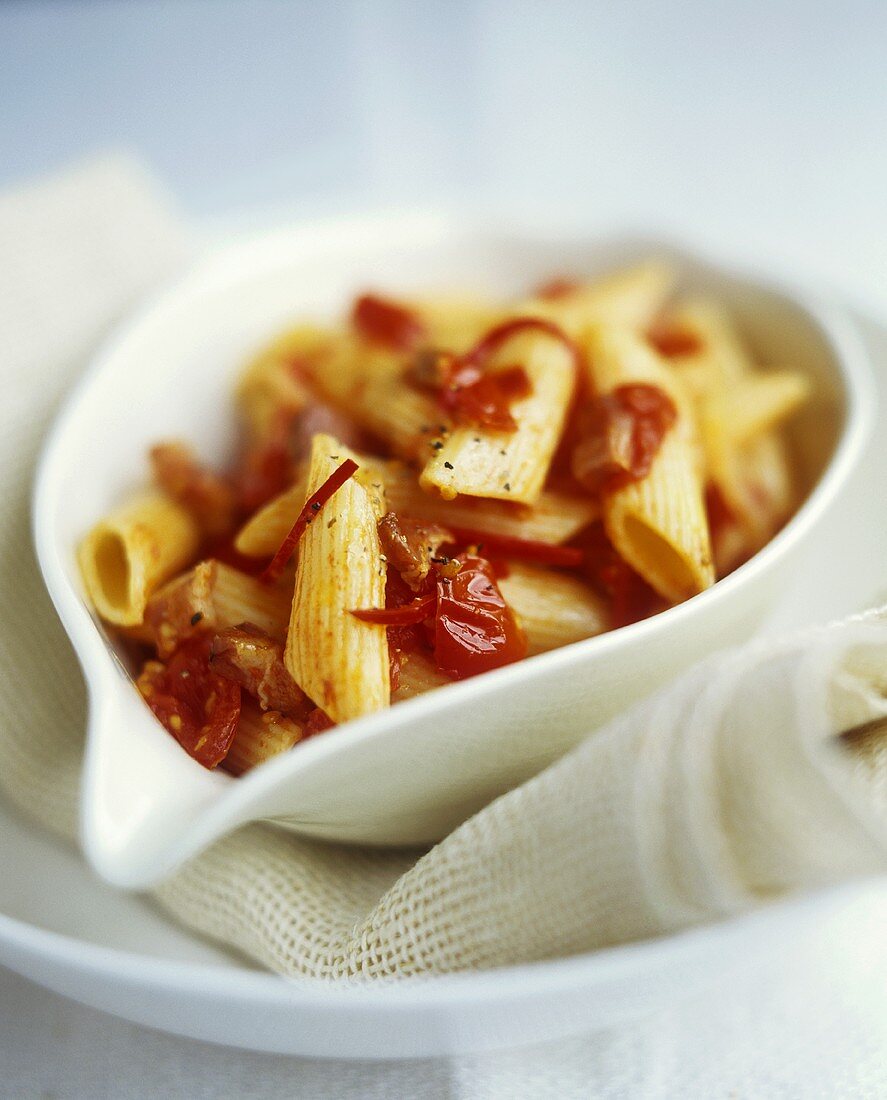 Penne all'amatriciana (Pasta with bacon & tomato sauce)