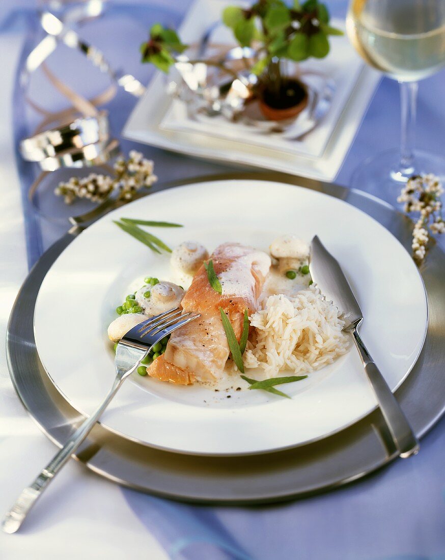 Rotbarschfilet mit Räucherlachs auf Erbsen-Champignon-Rahm