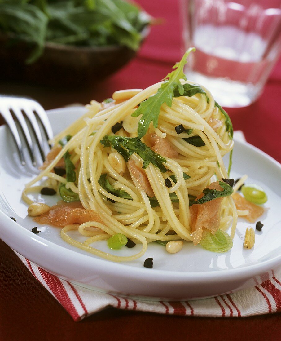 Spaghetti with smoked salmon and rocket