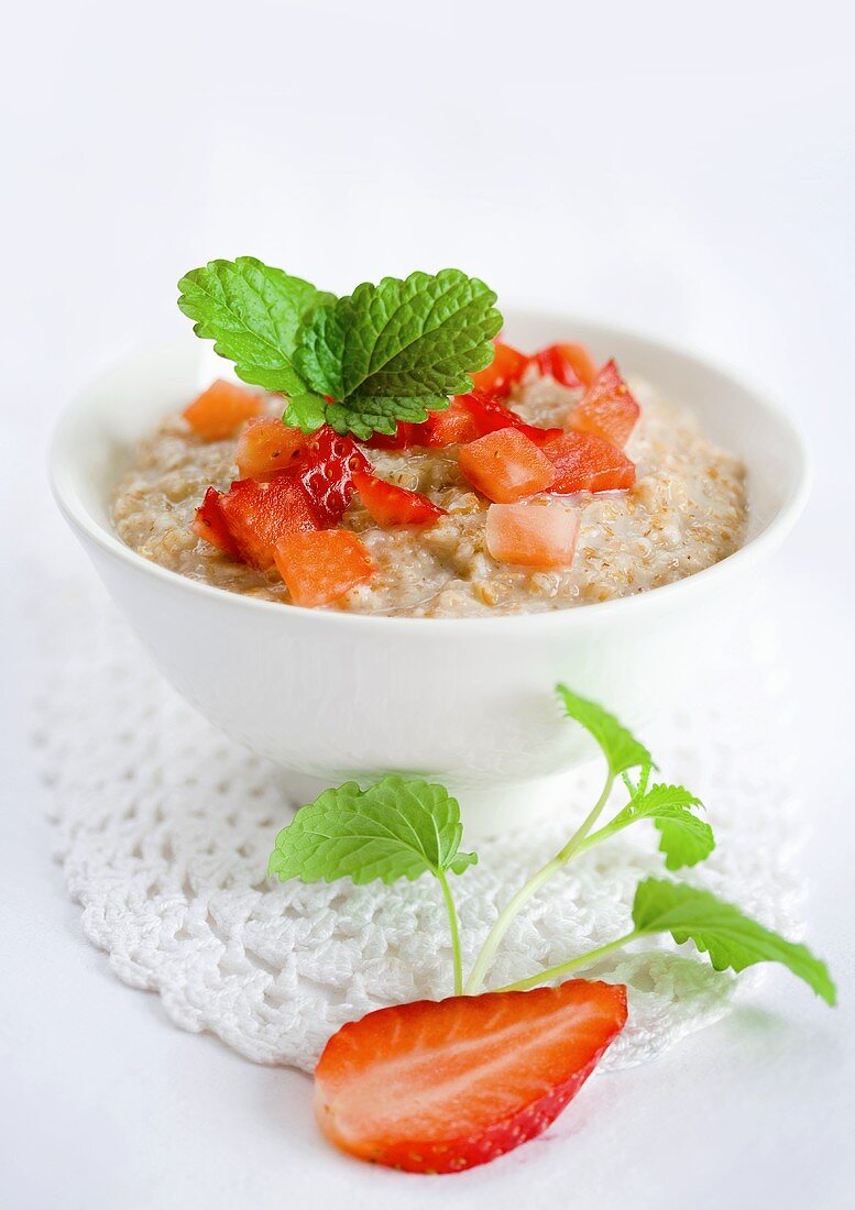 Porridge with strawberries