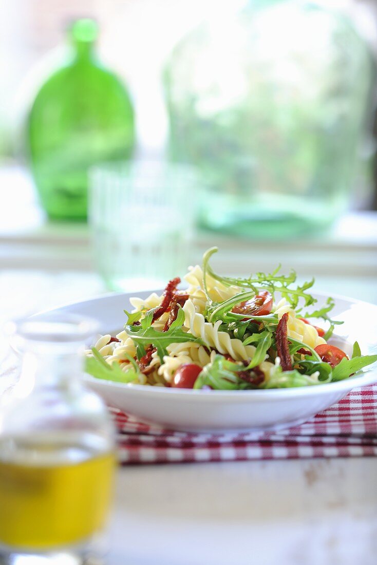 Nudelsalat mit Rucola und Tomaten