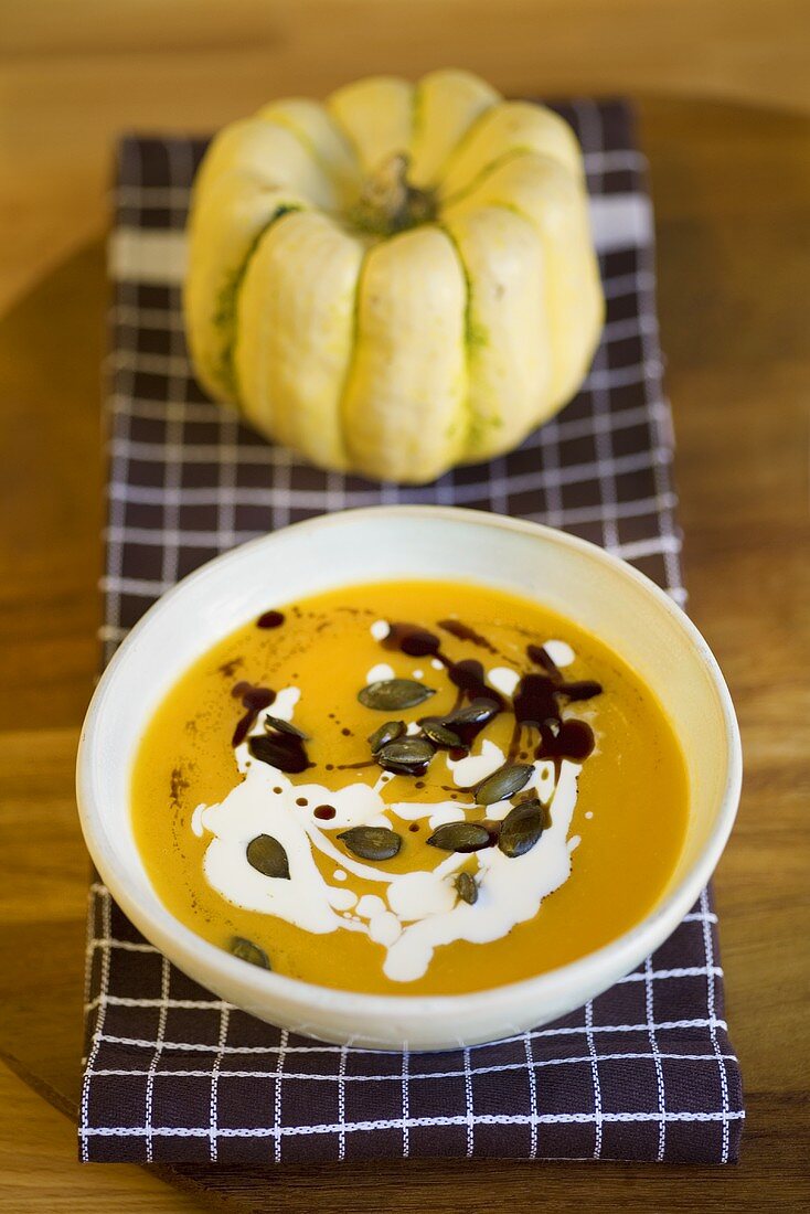 Kürbissuppe mit Kürbiskernöl, Kürbiskernen und Creme fraiche