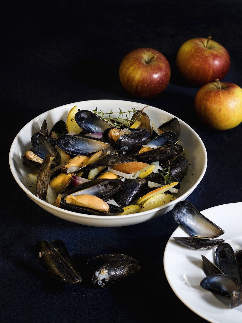 Normannische Muscheln mit Zwiebeln, Äpfeln und Thymian