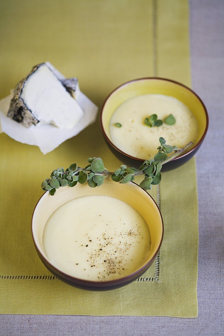 Cream of Jerusalem artichoke soup with marjoram and goat's cheese