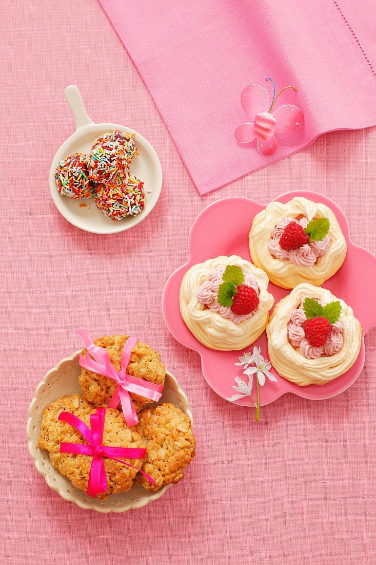 Haferplätzchen, Baisertörtchen mit Himbeercreme, Schoktrüffel mit Zuckerstreuseln