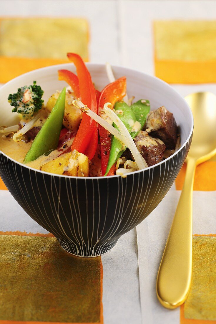 Thaicurry mit Rindfleisch, Gemüse und Ananas