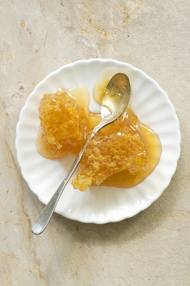 Honig mit Wabe auf Teller