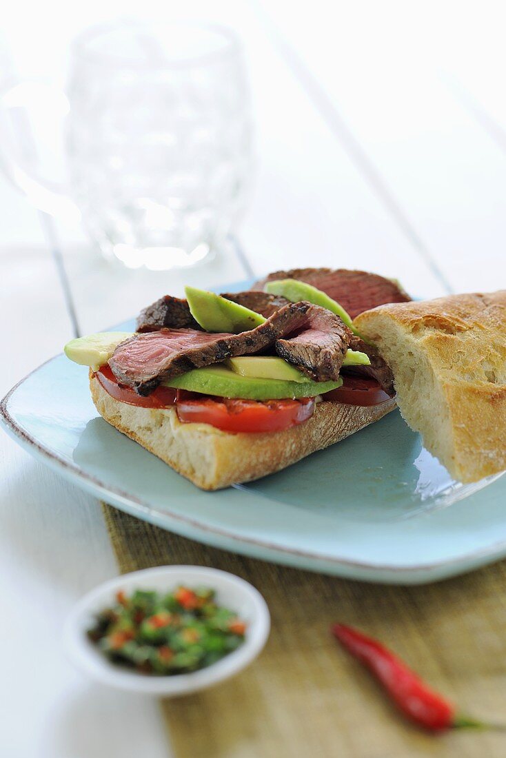 Baguette mit Roastbeef und Avocado