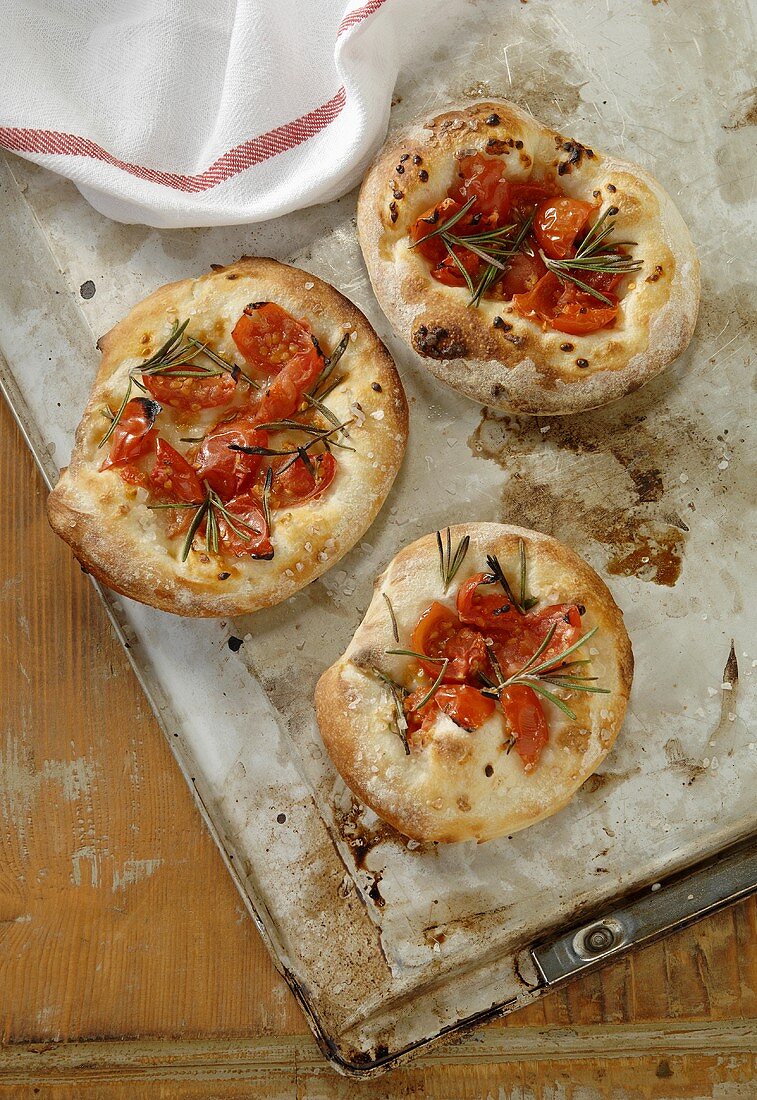 Pizzette al rosmarino (Minipizzen mit Tomaten & Rosmarin)