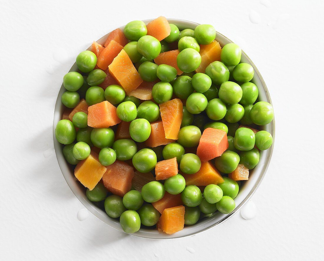 Peas and carrots in tin