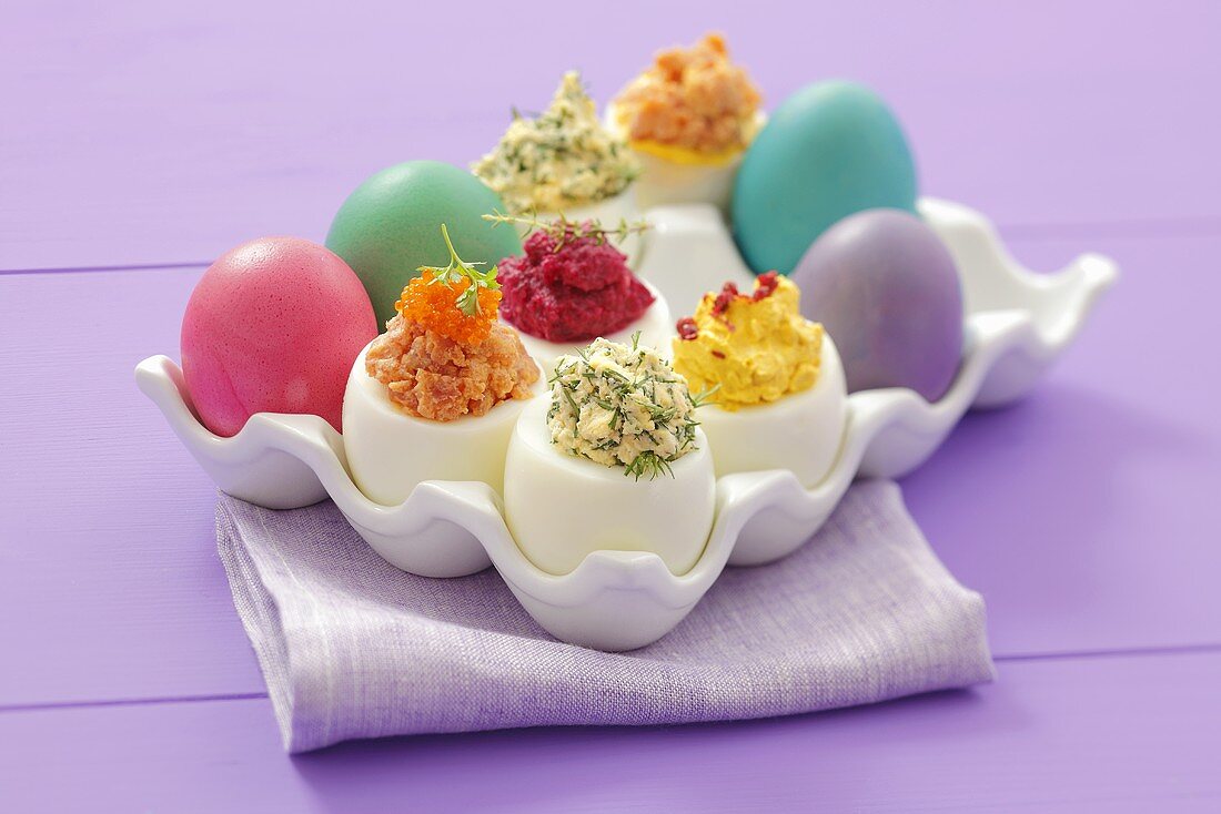 Bunt gefüllte Eier zu Ostern