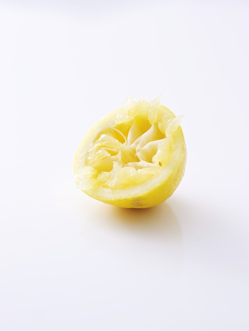Ausgepresste halbe Zitrone